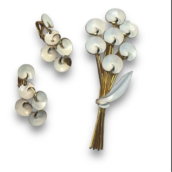1950s  Mid Century Judy Lee Gold Tone BROOCH & Clip Earrings - Picture 1 of 12